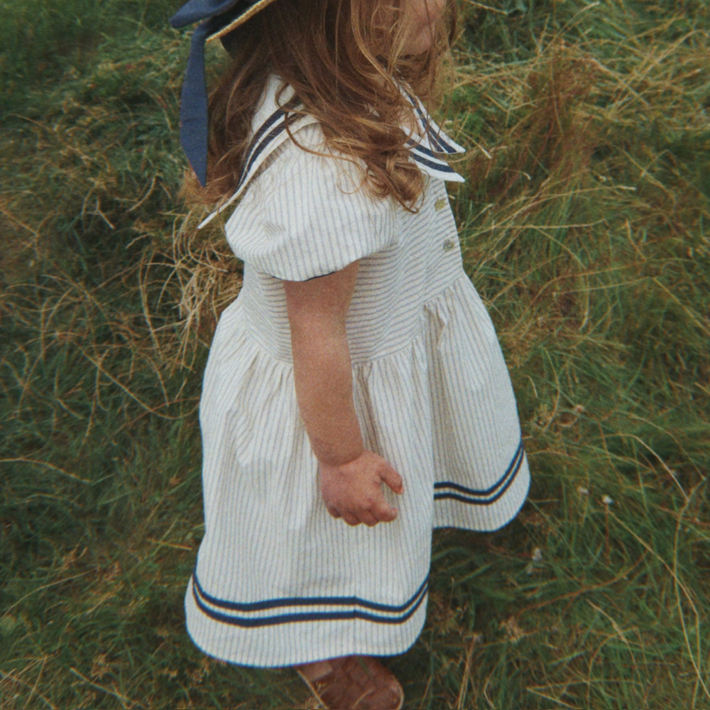 Konges Slojd Sukienka z bufiastymi rękawkami dla dziewczynki Allie Sailor GOTS Bleu Stripe