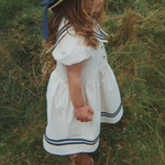 Konges Slojd Sukienka z bufiastymi rękawkami dla dziewczynki Allie Sailor GOTS Bleu Stripe