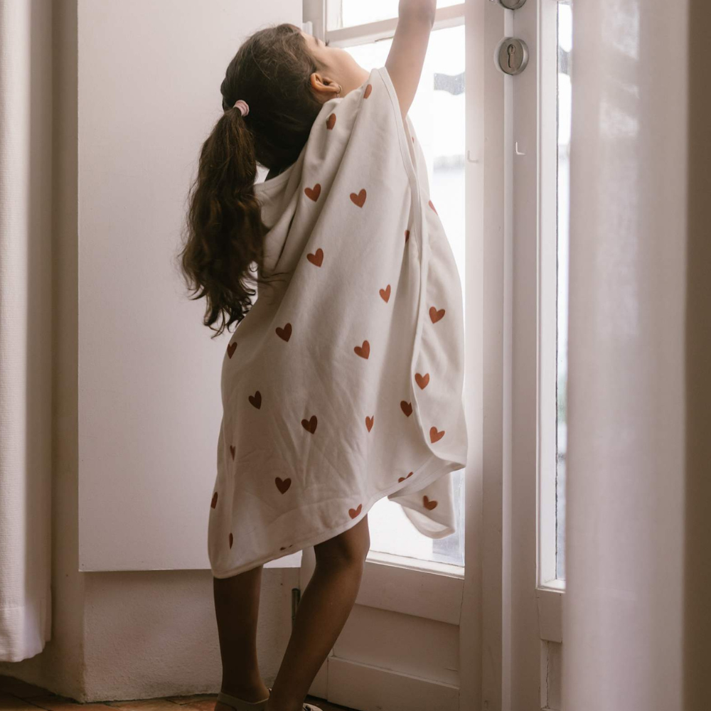 Mrs Ertha Ponczo dla dzieci Blush Tiny Hearts