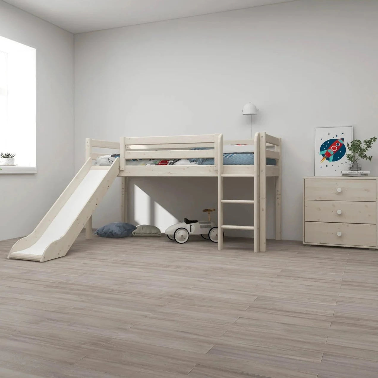 Flexa Łóżko dziecięce średniej wysokości z prostą drabinką i zjeżdżalnią Classic White Washed Pine