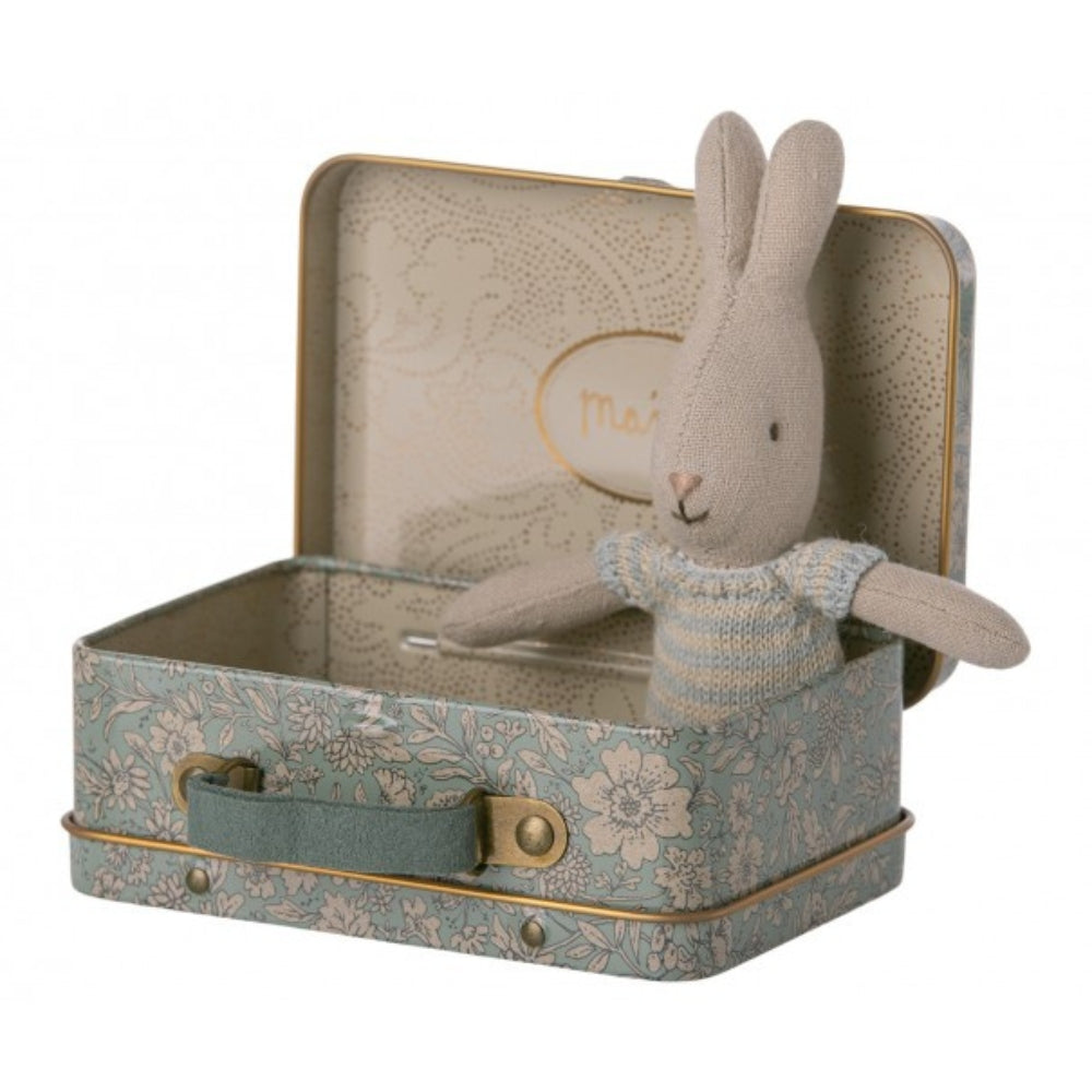 Maileg Maskotka króliczek jasno niebieski w metalowej walizce