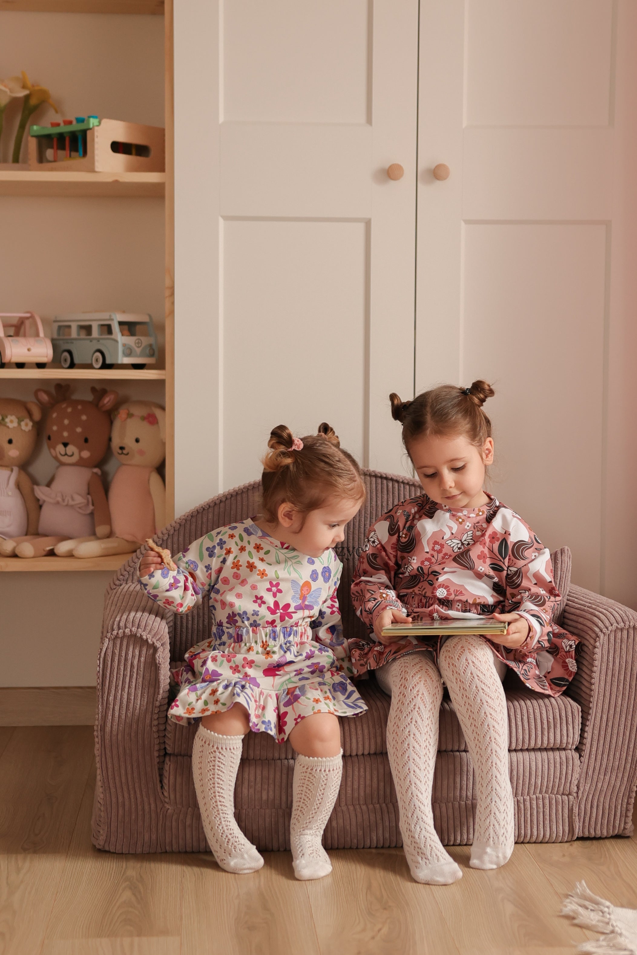 Muzpony Sztruksowa rozkładana mini sofa dziecięca Magenta Grey