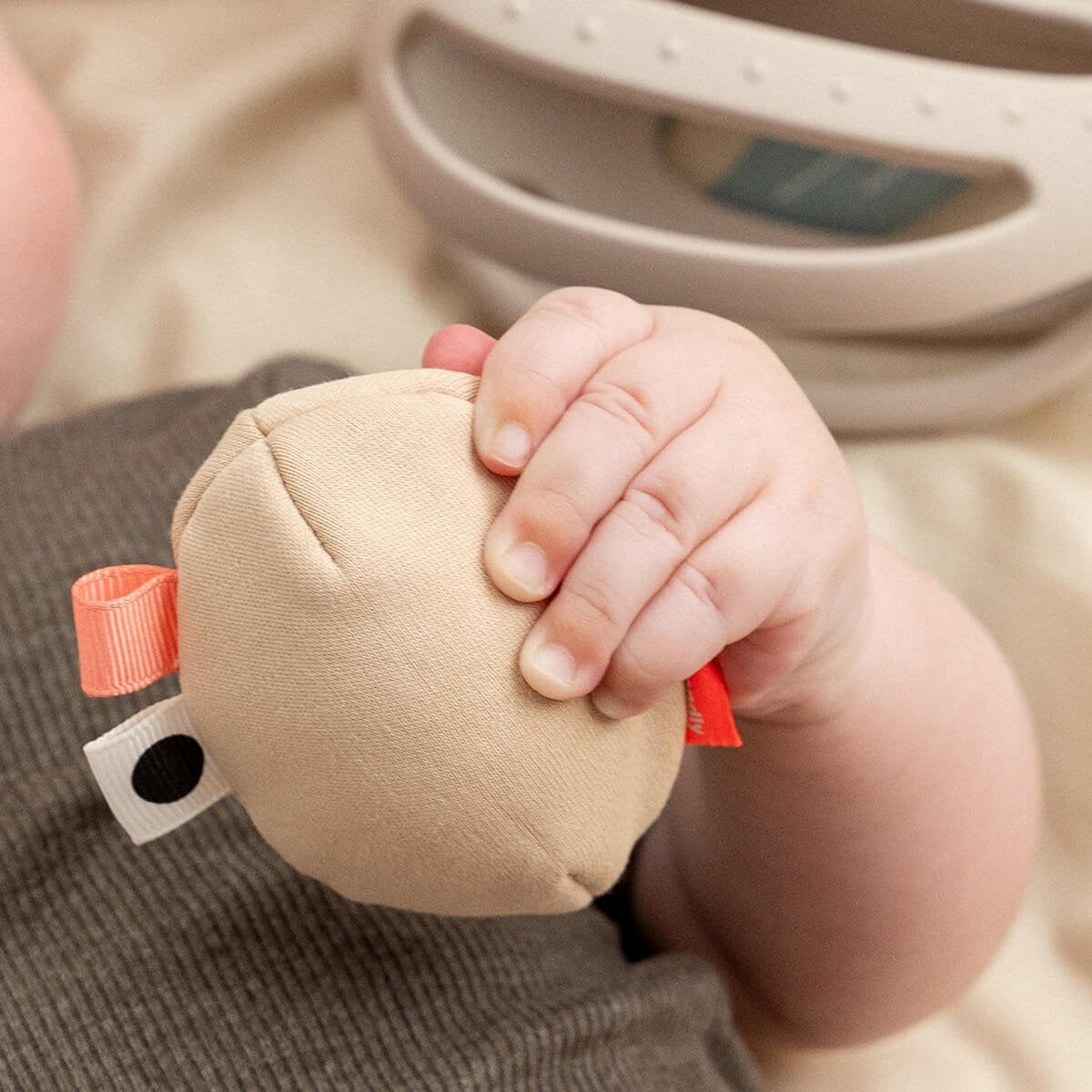 Done by Deer Gryzak Zabawka do Chwytania Kurka Clucky z Grzechotką