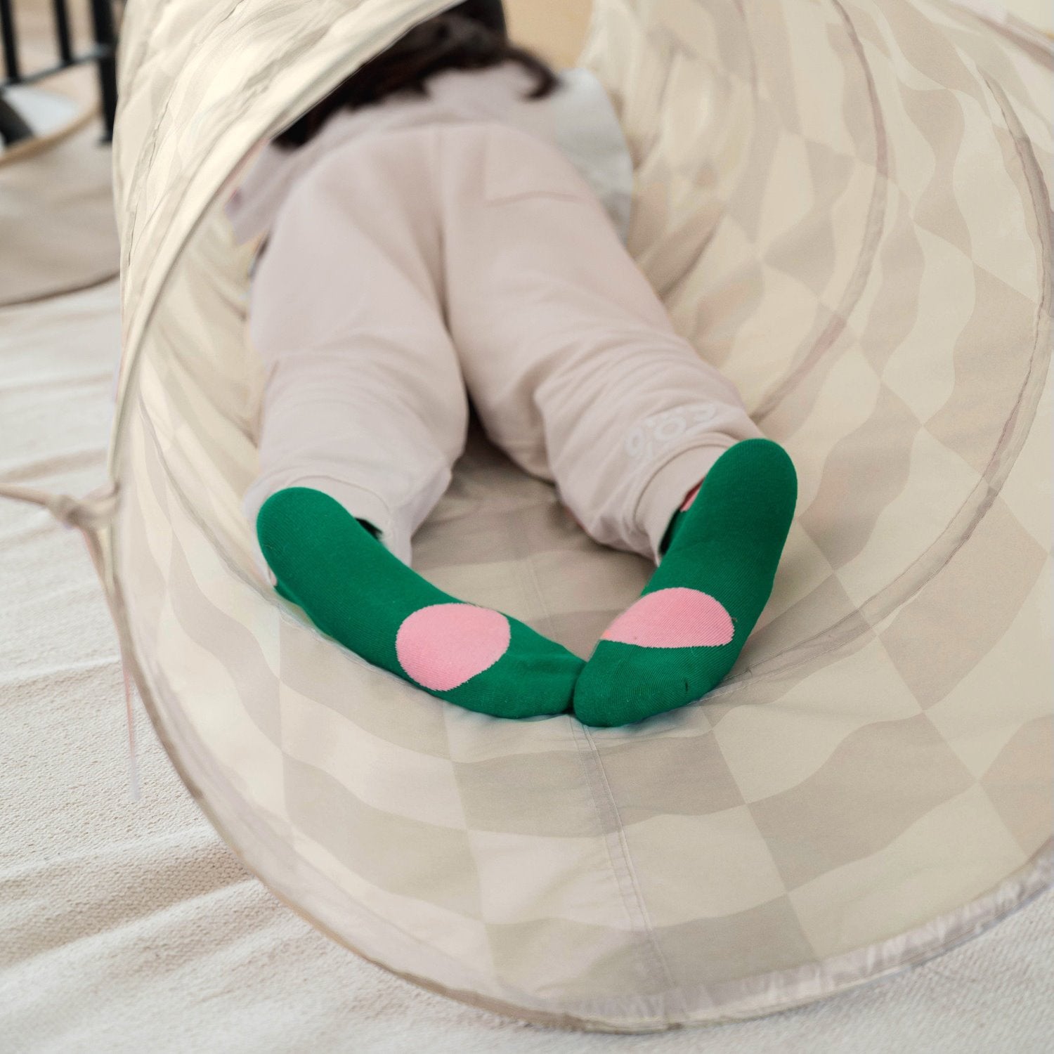 3 Sprouts Tunel dla dzieci Checkerboard Beige