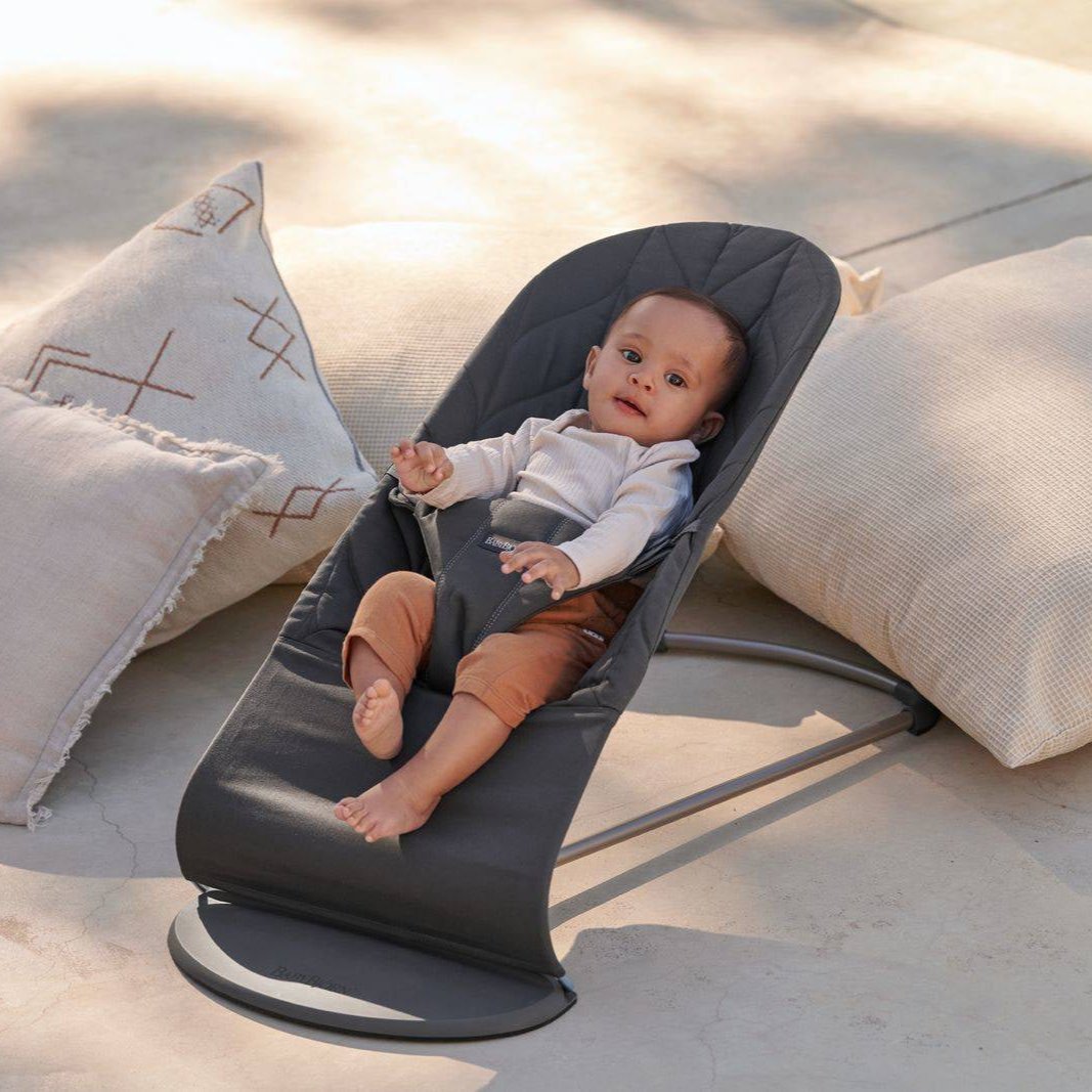 Babybjorn Leżaczek dla niemowlaka Bliss Woven Petal Quilt Antracyt zabawka