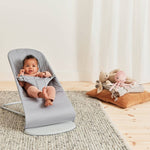 Babybjorn Leżaczek dla niemowlaka Bliss Woven Petal Quilt Jasnoszary zabawka