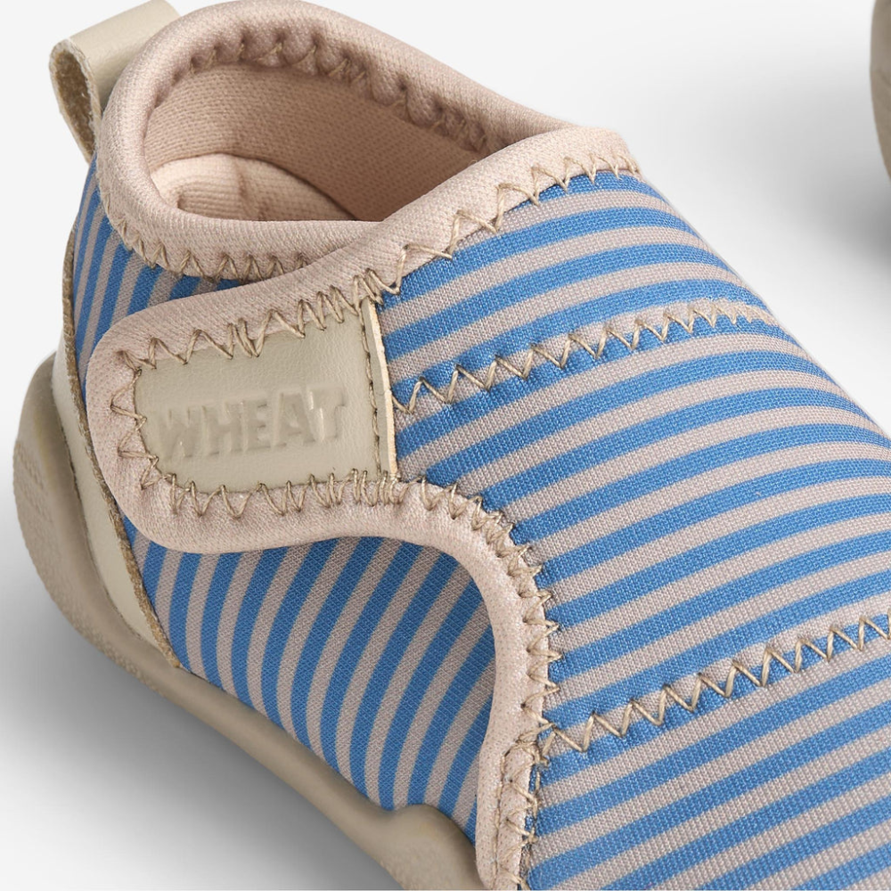 Wheat buciki plażowe dziecięce Shawn blue swim stripe