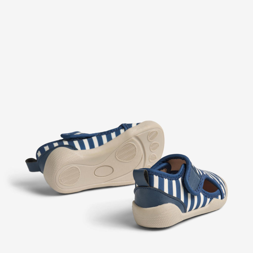 Wheat buciki plażowe dziecięce Swirl indigo stripe
