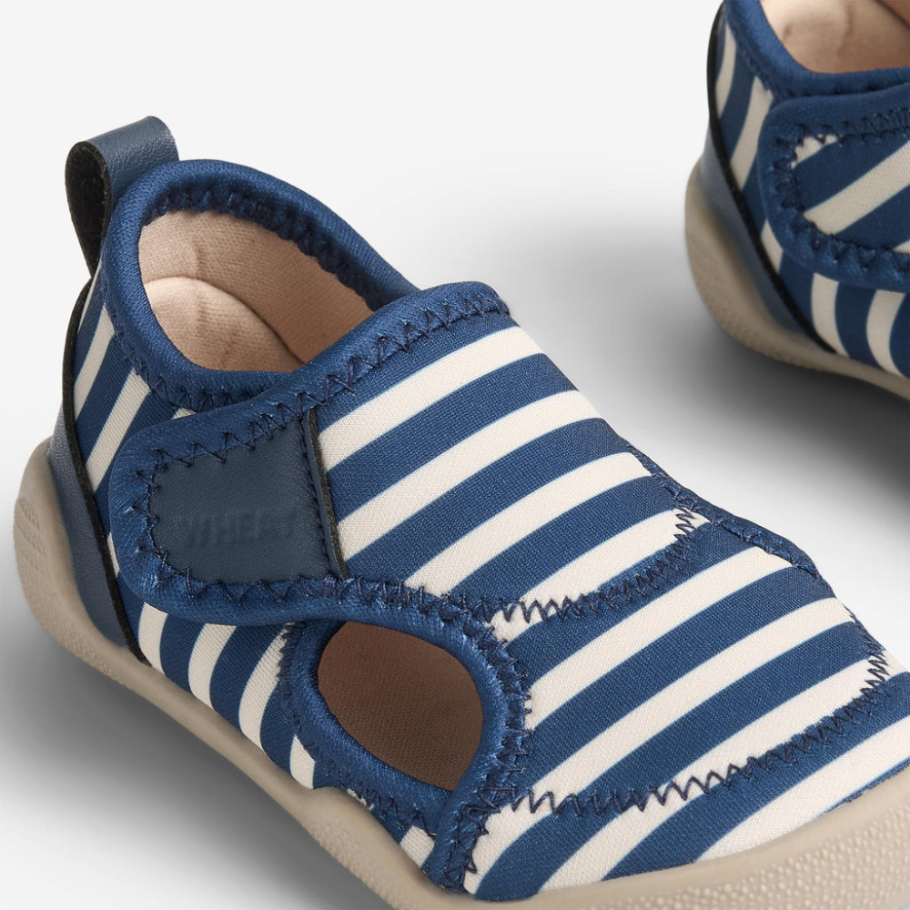 Wheat buciki plażowe dziecięce Swirl indigo stripe