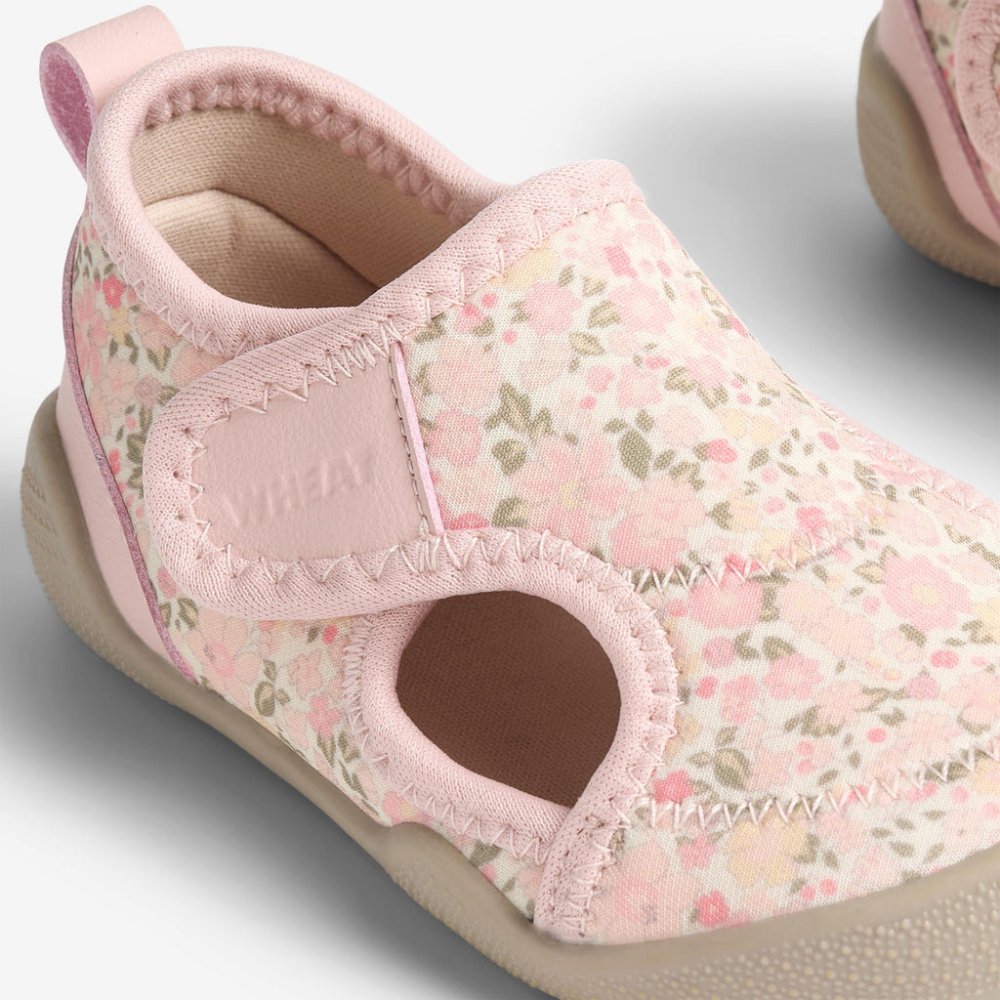 Wheat buciki plażowe dziecięce Swirl ivory flower meadow