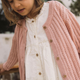 Lil' Atelier Sweterek dziergany dla dziewczynki Misty Rose NMFFABIOLA
