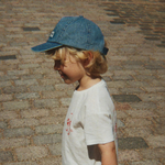 Konges Slojd Dżinsowa czapka z daszkiem dziecięca Magot Denim blue
