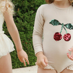 Konges Slojd Strój kąpielowy dla dziewczynki jednoczęściowy z falbanką Jade Rose Stripe