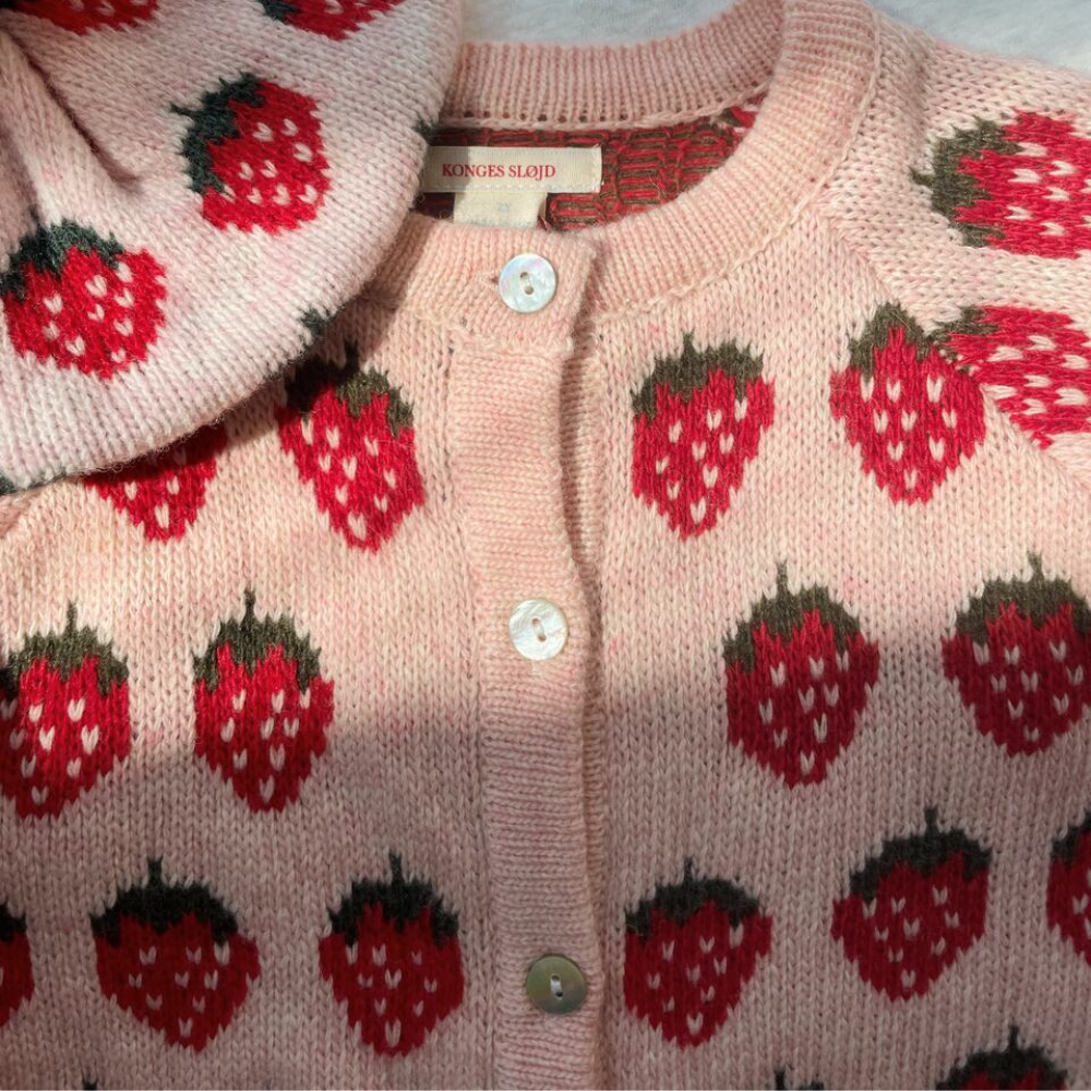 Konges Slojd Sweter dla dziewczynki dziergany Belou Strawberry