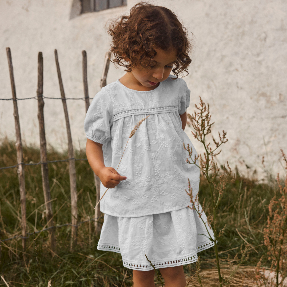 Lil' Atelier koszulka z krótkim rękawkiem i eleganckim zdobieniem Loose Plein Air NMFJIVA