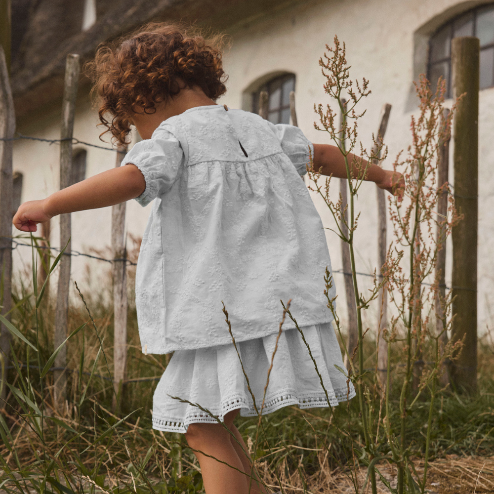 Lil' Atelier koszulka z krótkim rękawkiem i eleganckim zdobieniem Loose Plein Air NMFJIVA