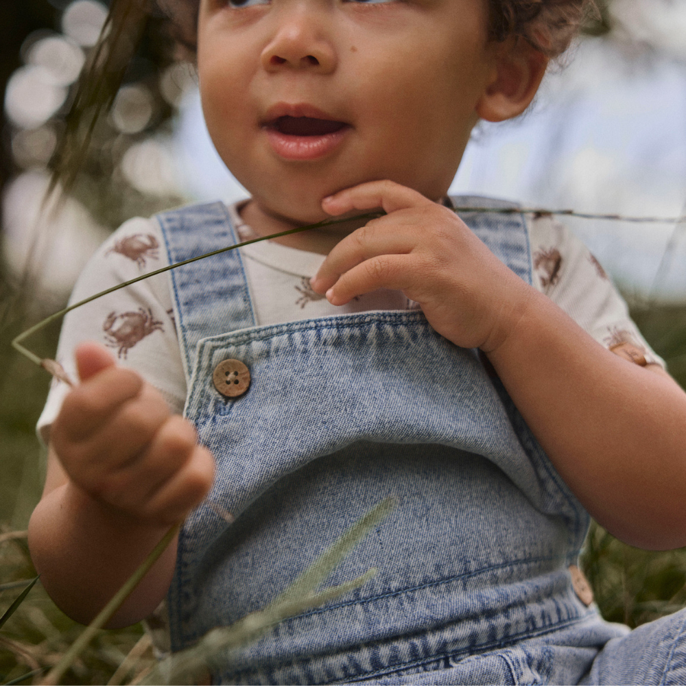 Lil' Atelier dżinsowe ogrodniczki dziecięce Loose Medium Blue Denim NBMFUNDA