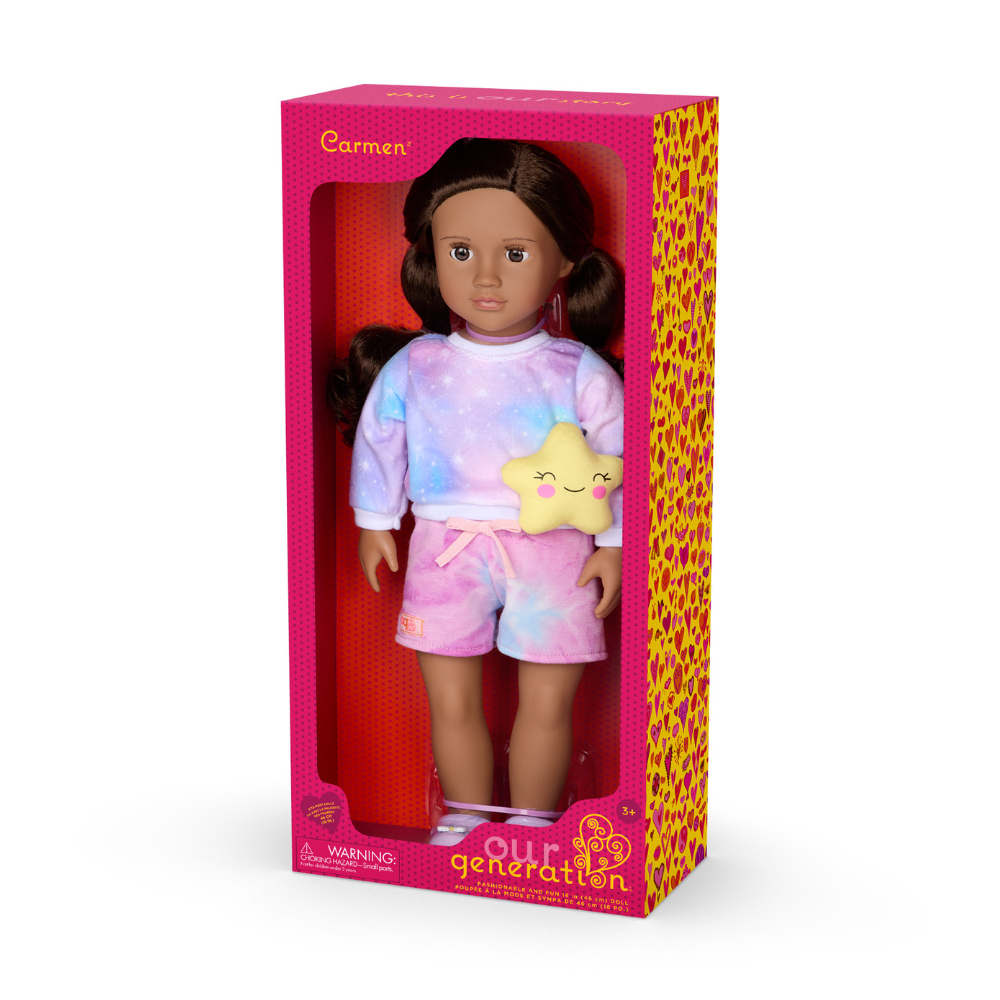 Our Generation Lalka Carmen brunetka w pidżamce i butach typu crocks 46 cm