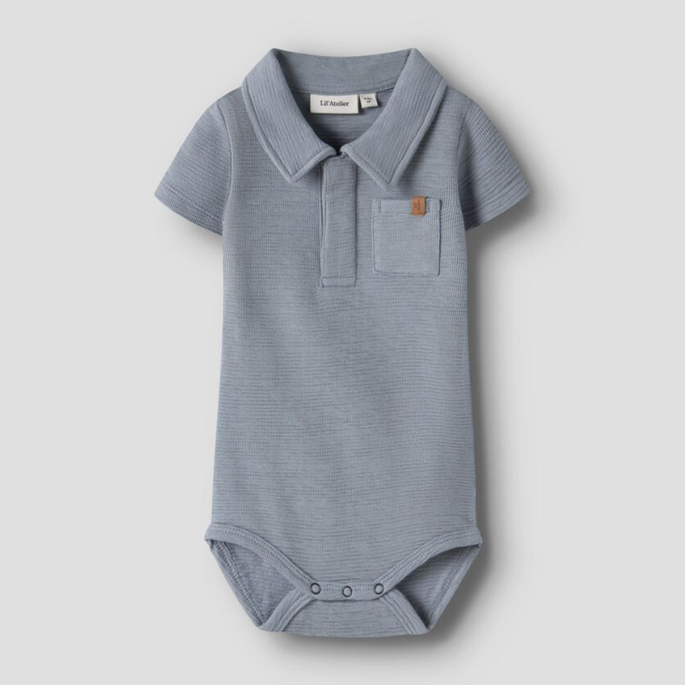 Lil’ Atelier Body niemowlęce Slim z kołnierzykiem dla chłopca Tradewinds NBMFALK