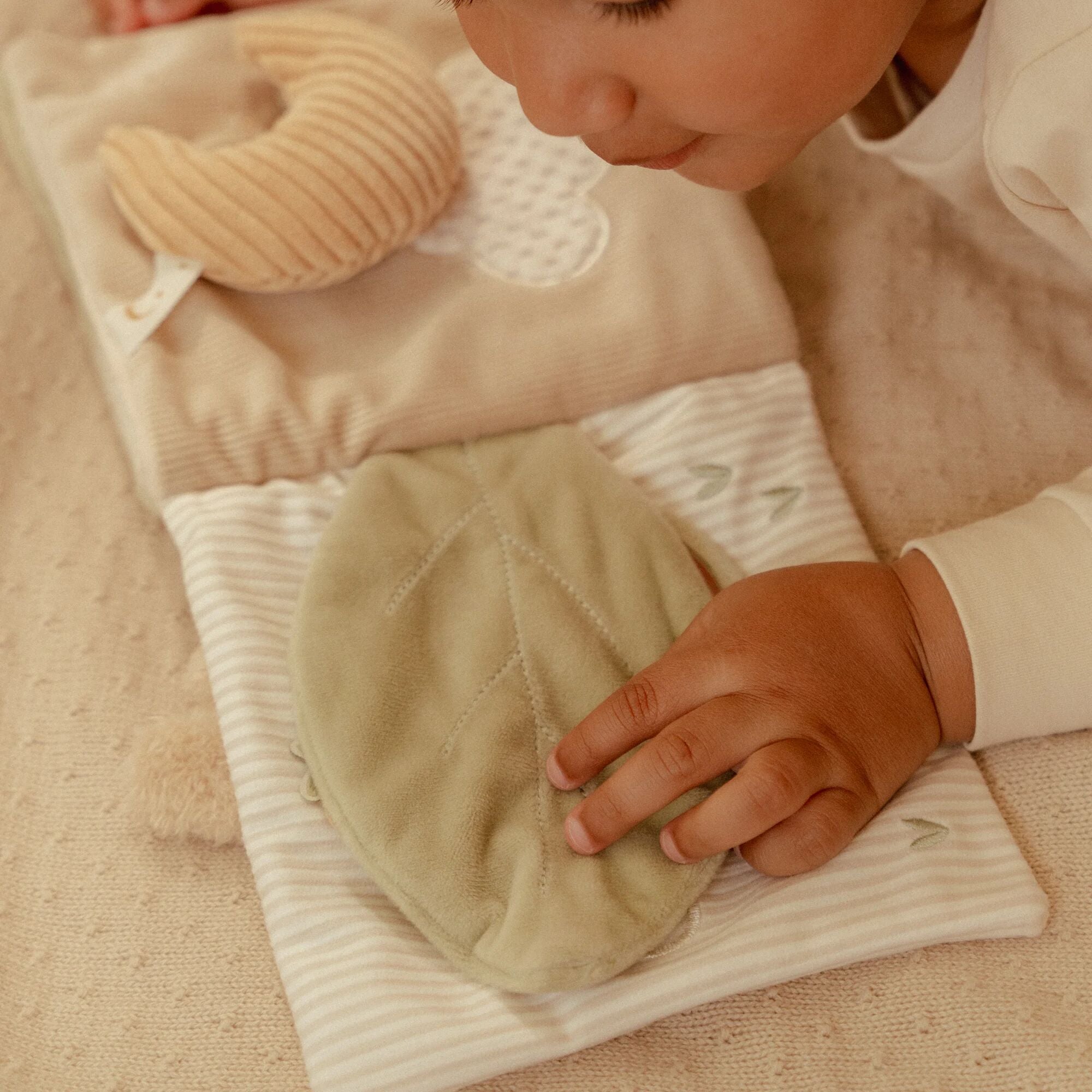 Little Dutch Książeczka aktywizująca dla niemowlaka Newborn Naturals