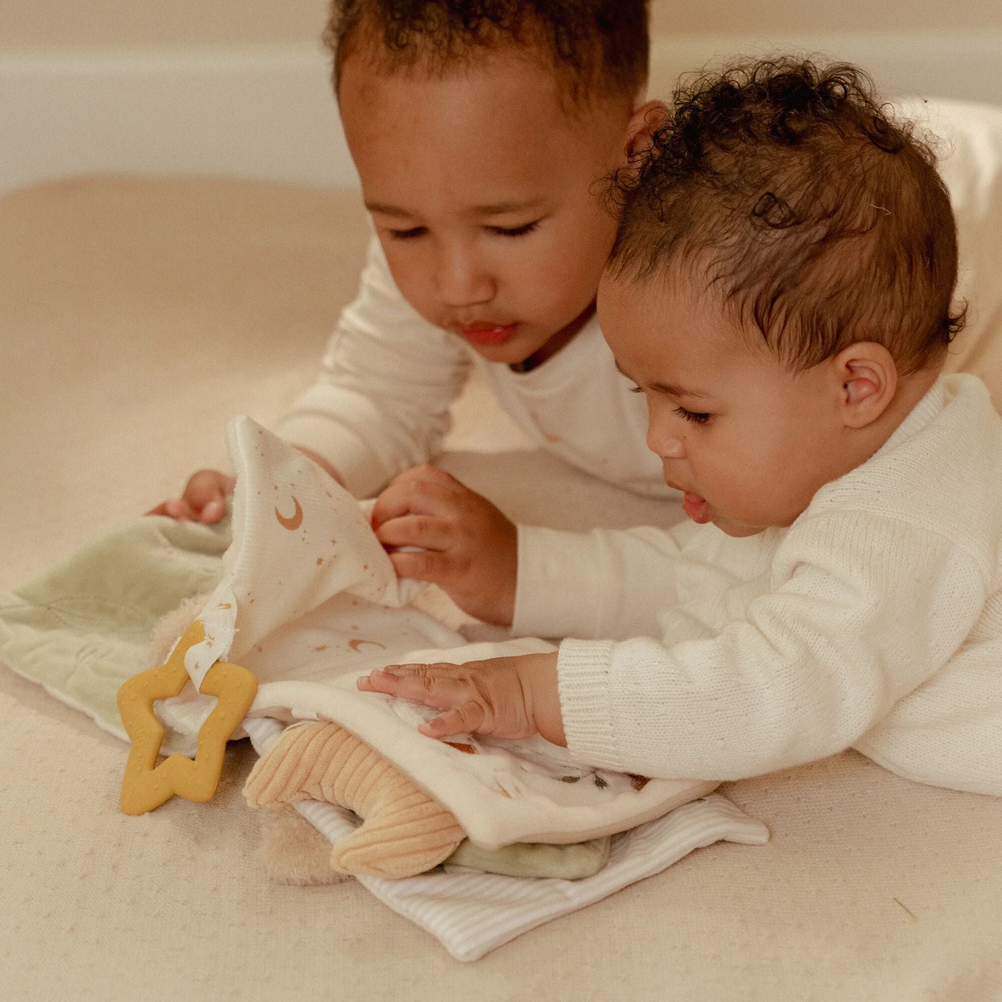 Little Dutch Książeczka aktywizująca dla niemowlaka Newborn Naturals