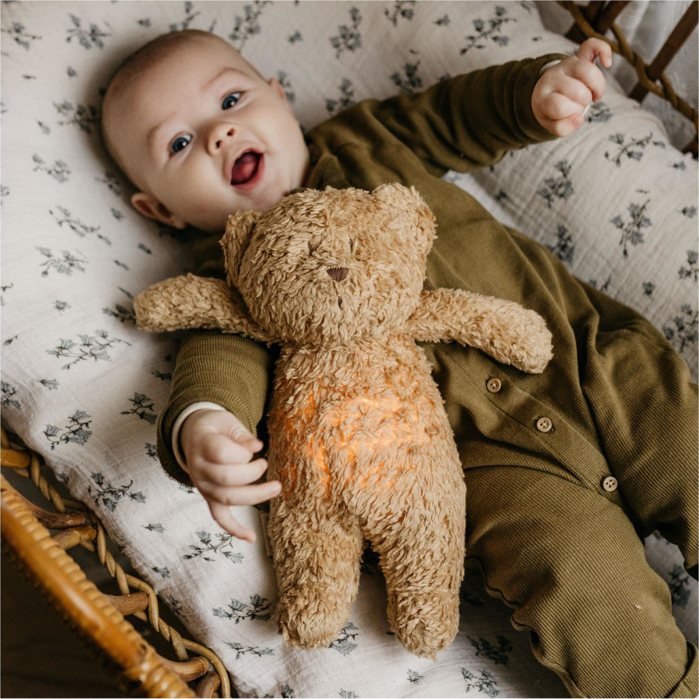 Moonie Szumiący Miś Organic z lampką Cappuccino - 4kidspoint.pl