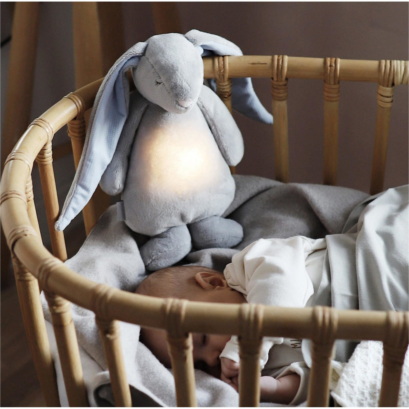 Moonie Szumiący Króliś z lampką Sky - 4kidspoint.pl