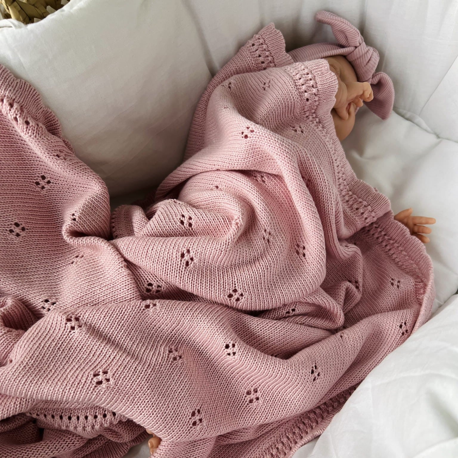 Lullalove Kocyk ażurowy daisy pudrowy róż