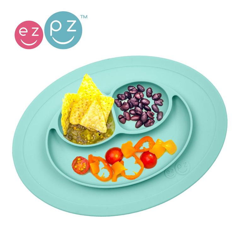 EZPZ Silikonowy talerzyk pastelowy niebieski z podkładką mały 2w1 Mini Mat - 4kidspoint.pl