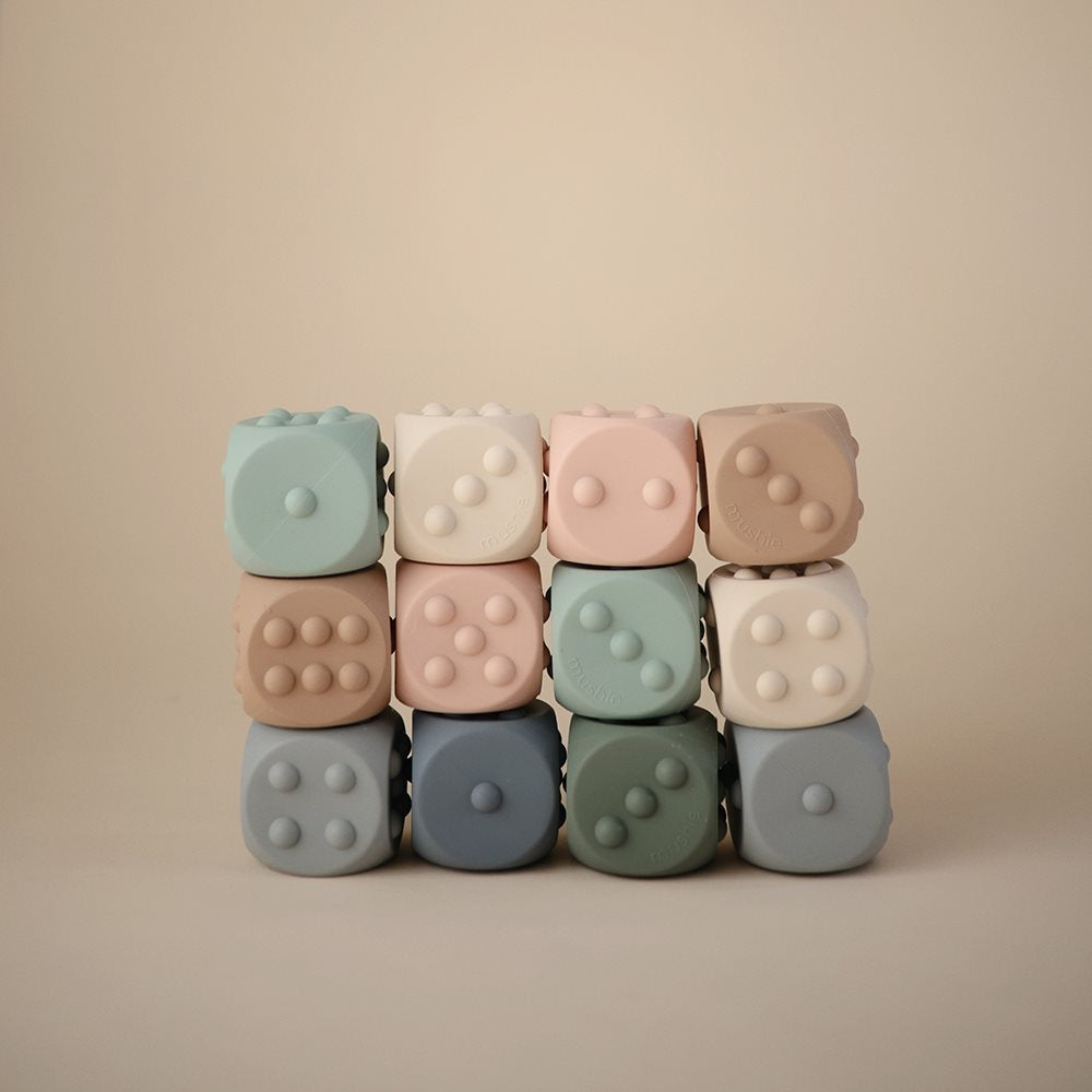 Mushie Zabawka sensoryczna Press Toy Kostka 2-pack Cambridge Blue/Shifting Sands