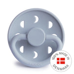 Frigg Smoczek dla niemowlaka silikonowy okrągły Moon Powder Blue 6m+