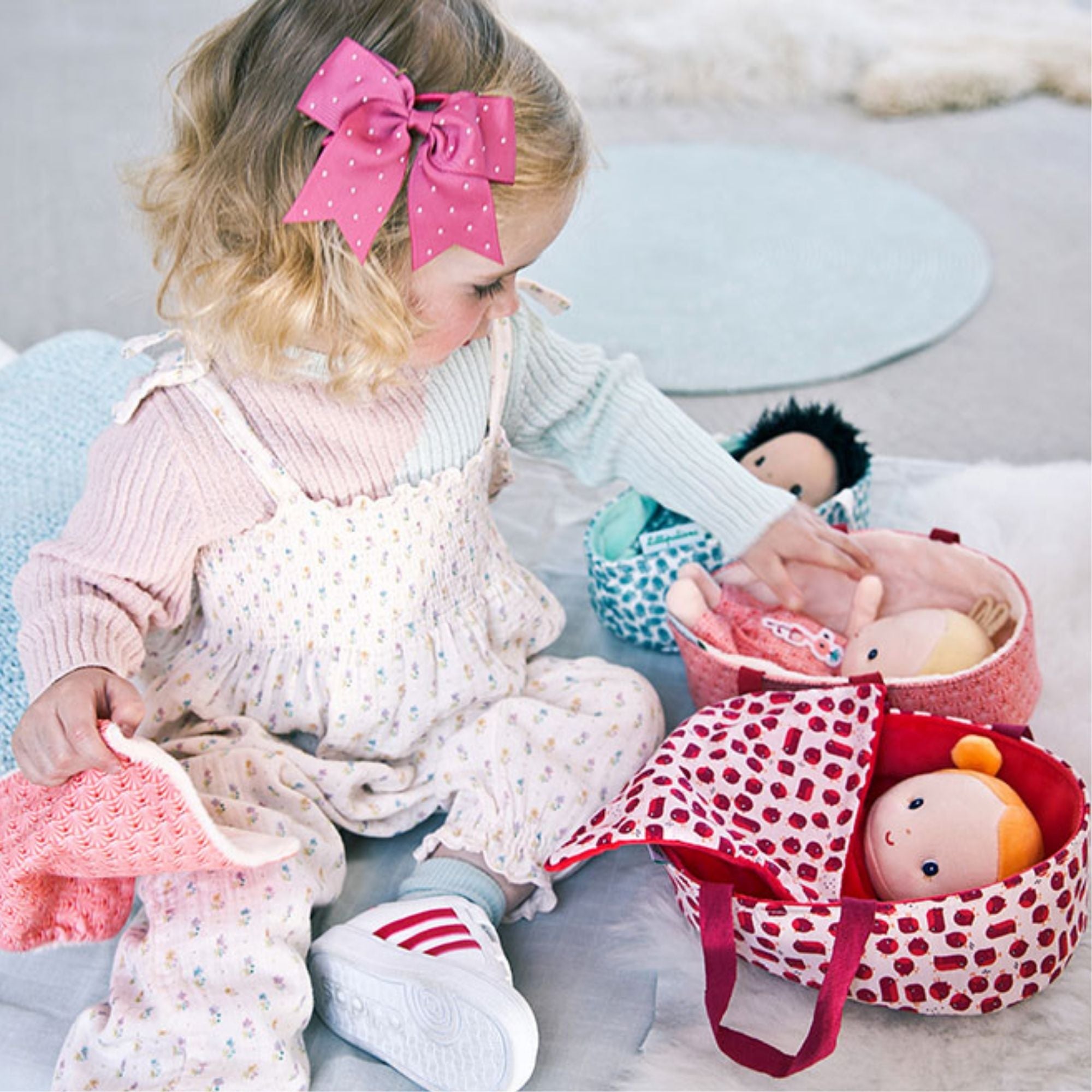 Lilliputiens Lalka dzidziuś w koszyczku z ubrankiem i kocykiem Anais 12 m+ - 4kidspoint.pl