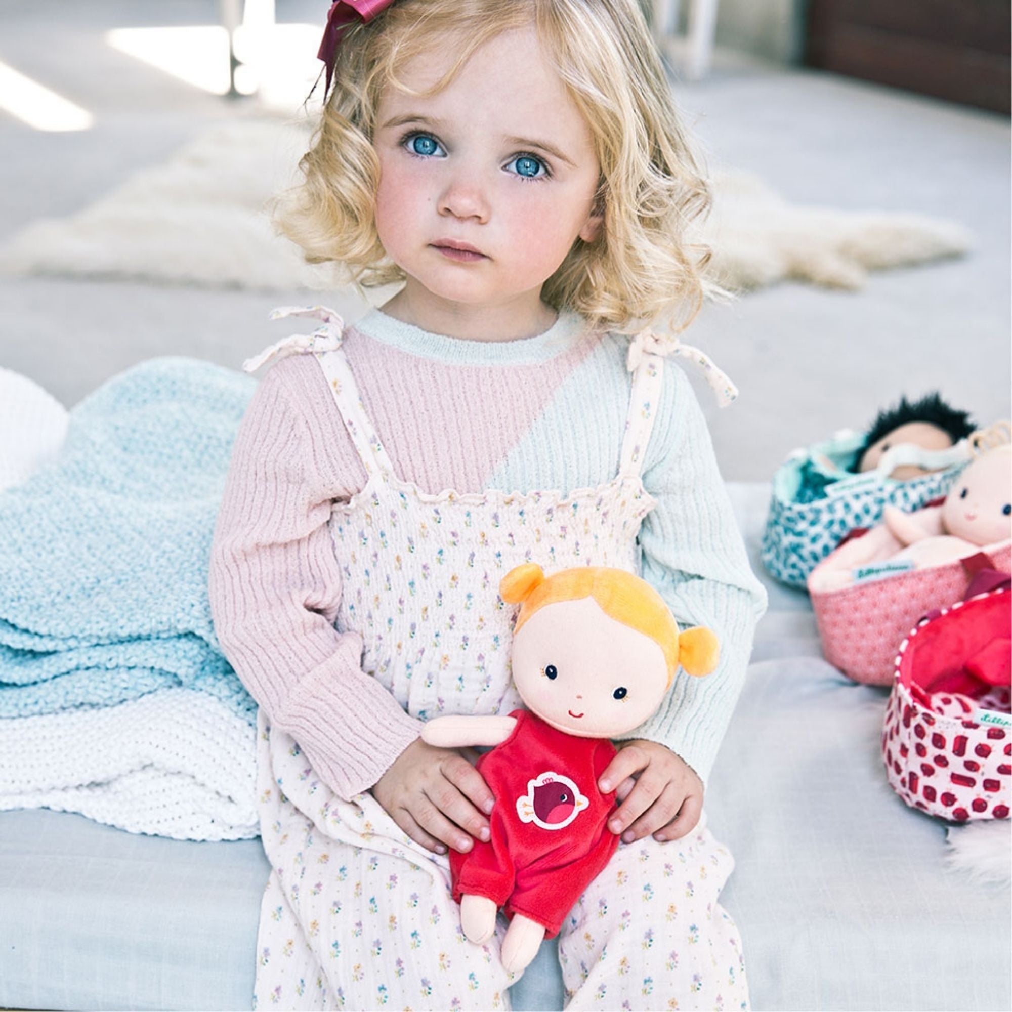Lilliputiens Lalka dla dzieci Dzidziuś w koszyczku z ubrankiem i kocykiem Aghate 12m+ - 4kidspoint.pl
