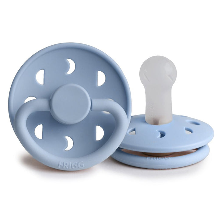 Frigg Smoczek dla niemowlaka silikonowy okrągły Moon Powder Blue 6m+