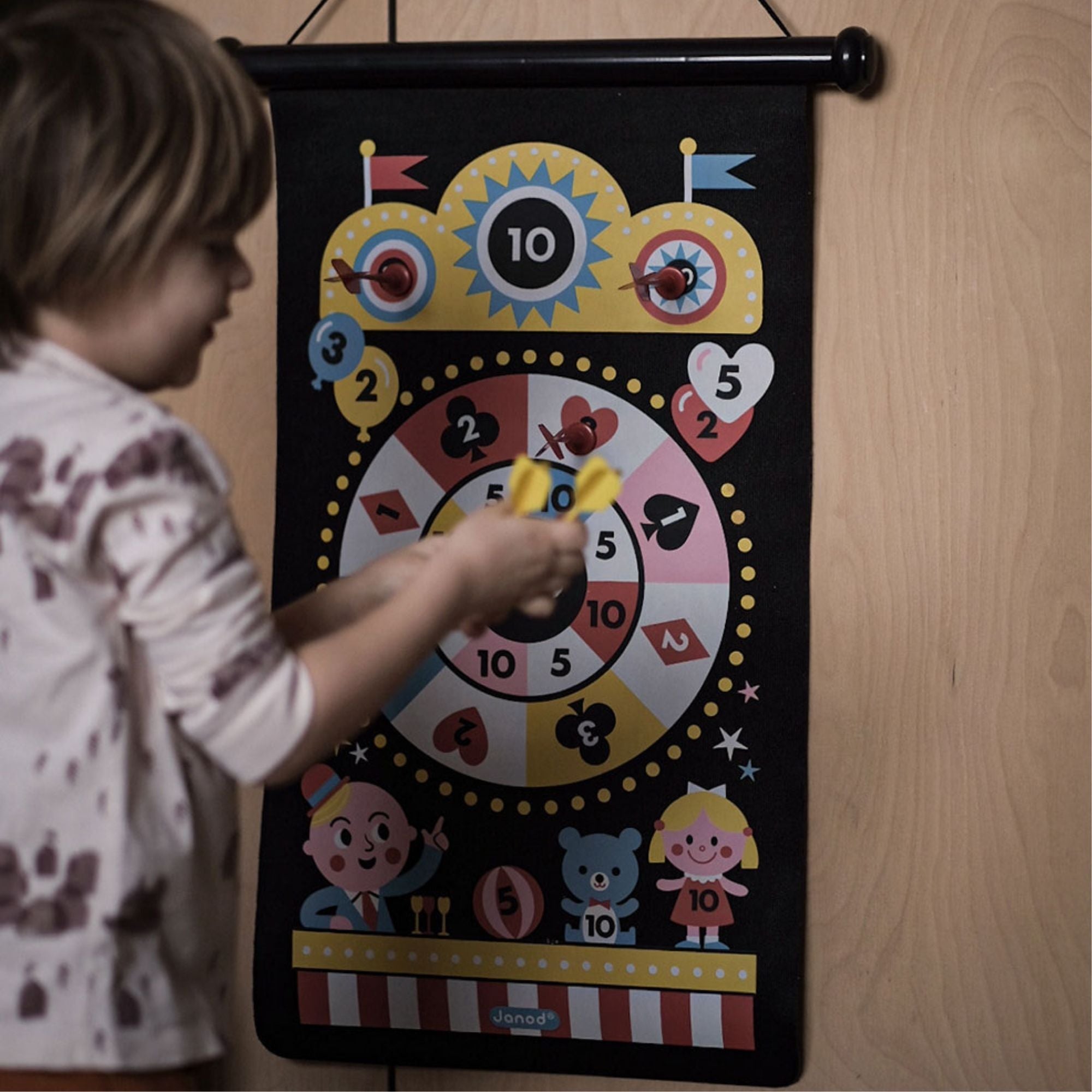Janod Magnetyczna gra w rzutki Wesołe miasteczko 4+ - 4kidspoint.pl