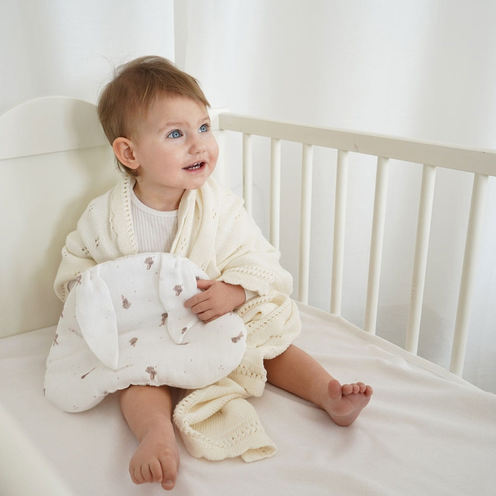 LullaLove Poduszka dla niemowlaka z uszami Beżowe króliczki