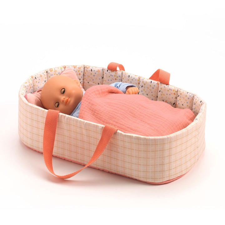 Djeco materiałowy kosz łóżeczko dla lalki różowe Kolekcja Pomea