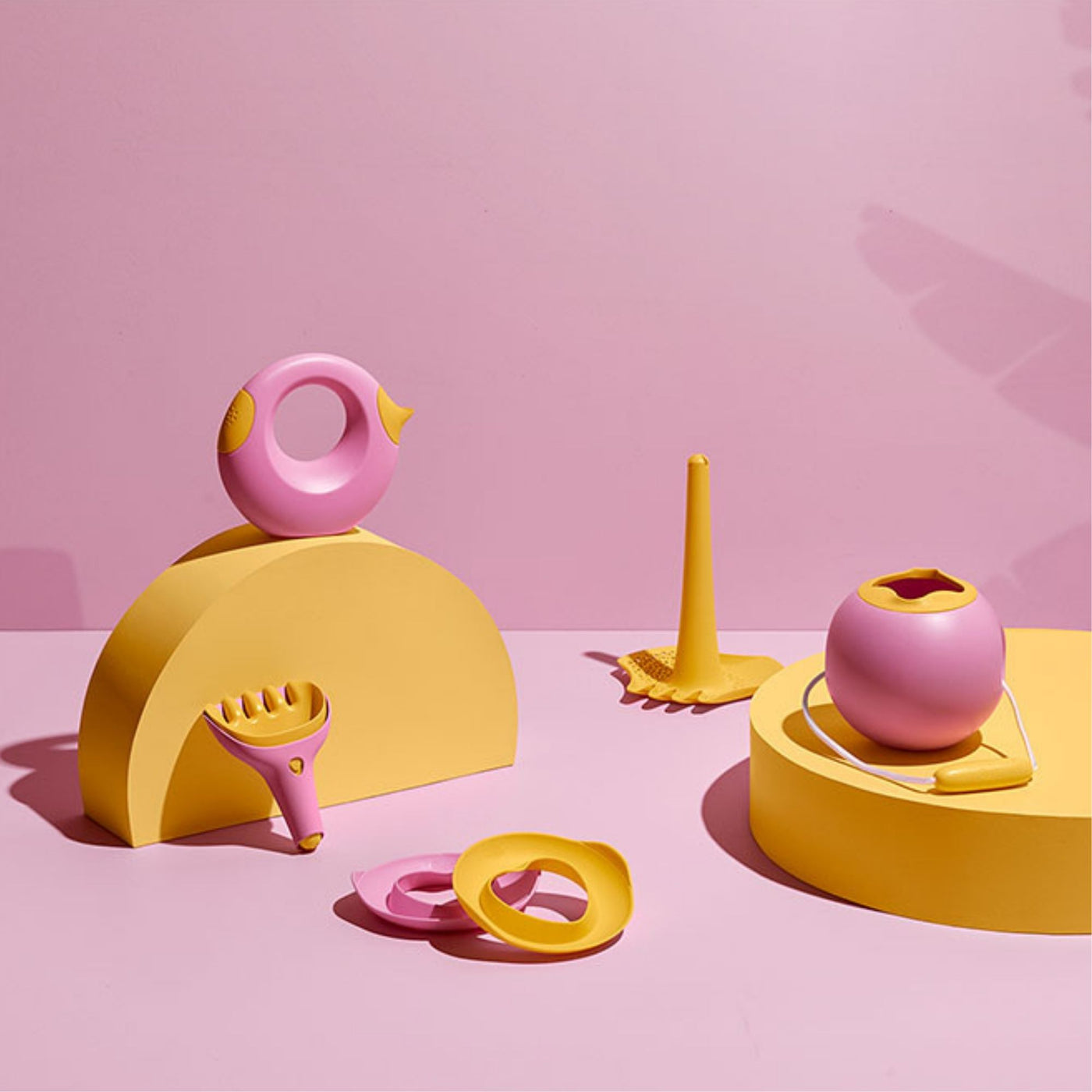 QUUT Zabawki do piasku łopatka + grabki Raki Banana Pink - 4kidspoint.pl