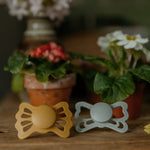 FRIGG Smoczek dla niemowlaka silikonowy Butterfly Cream 0+