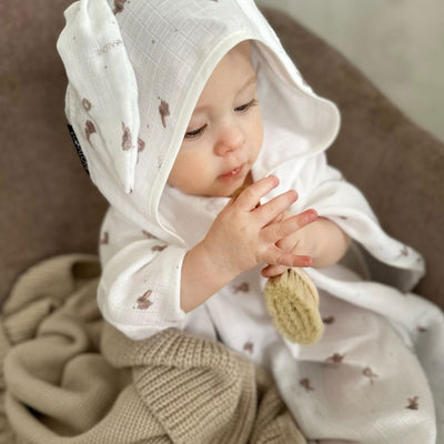 Lullalove Szczotka z naturalnego włosia koziego miękka z myjką Beżowe króliczki