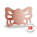 FRIGG Smoczek dla niemowlaka silikonowy Butterfly Pretty in Peach 0+