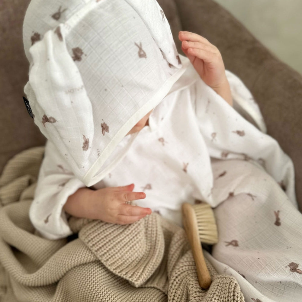 Lullalove Szczotka z naturalnego włosia koziego miękka z myjką Beżowe króliczki