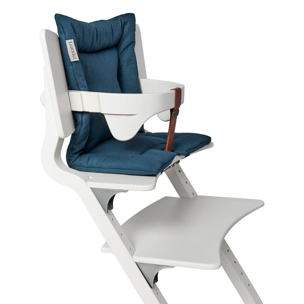 LEANDER Krzesełko do karmienia CLASSIC białe + barierka, tacka, poduszka Dark Blue