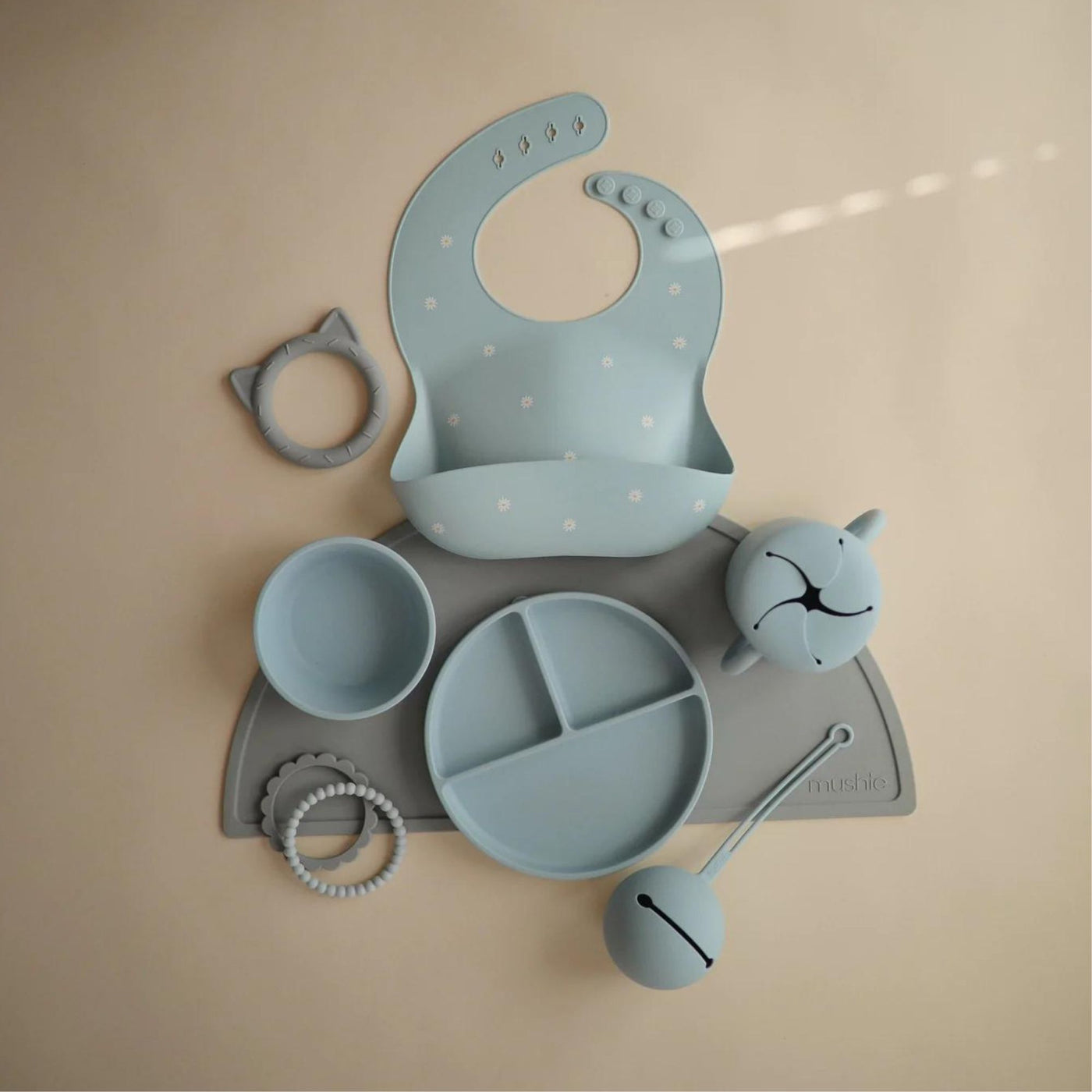 Mushie Etui na smoczek do wózka Kula Ball Powder Blue (Sky Blue)