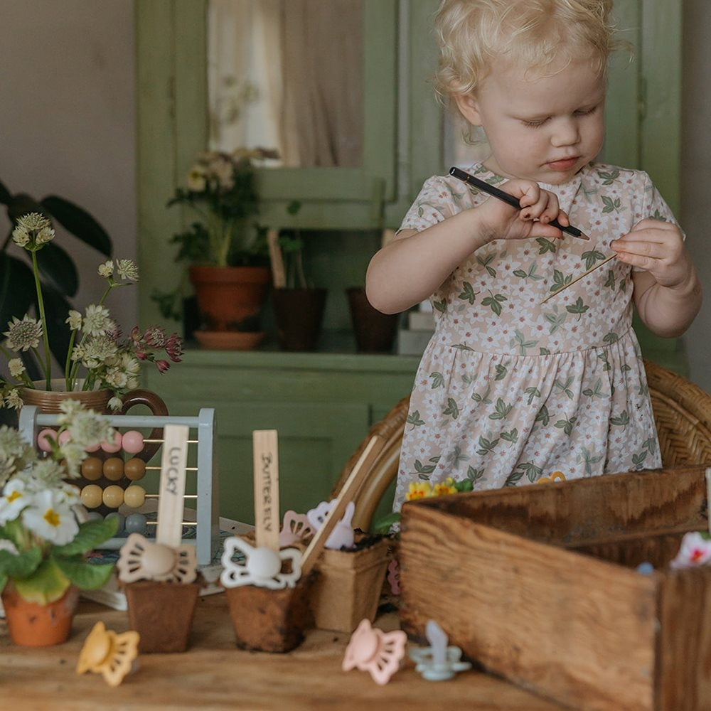 FRIGG Smoczek dla niemowlaka silikonowy Lucky Pretty in Peach  6m+