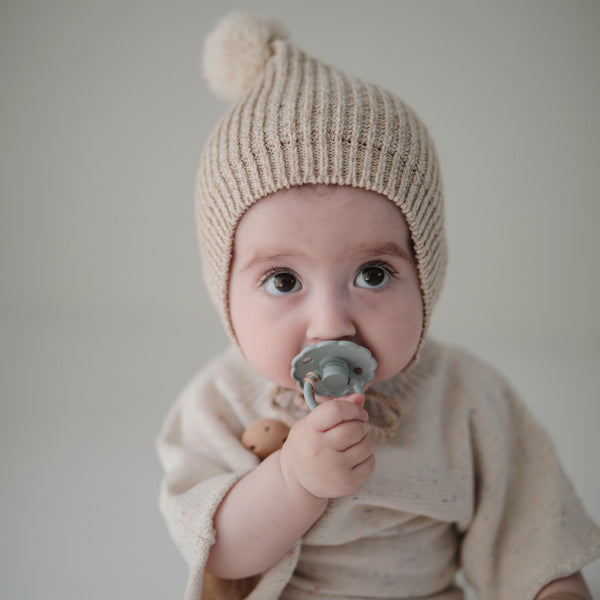 Frigg Smoczek kauczukowy okrągły Daisy French Gray 6+ - 4kidspoint.pl