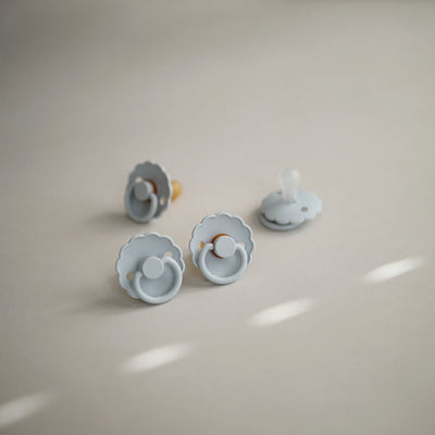 Frigg Smoczek kauczukowy okrągły Daisy Powder Blue 0+ - 4kidspoint.pl