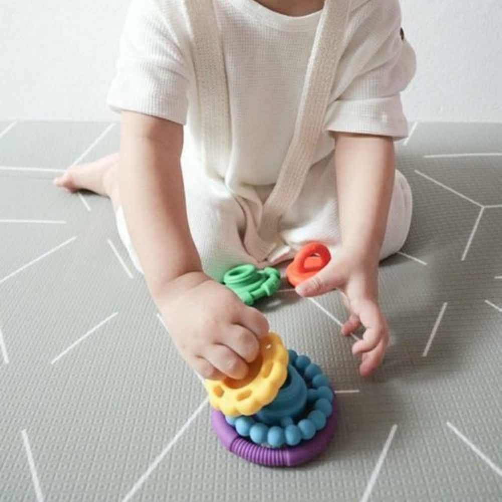 Jellystone Designs Silikonowy gryzak dla niemowlaka piramidka dla dzieci tęczowa
