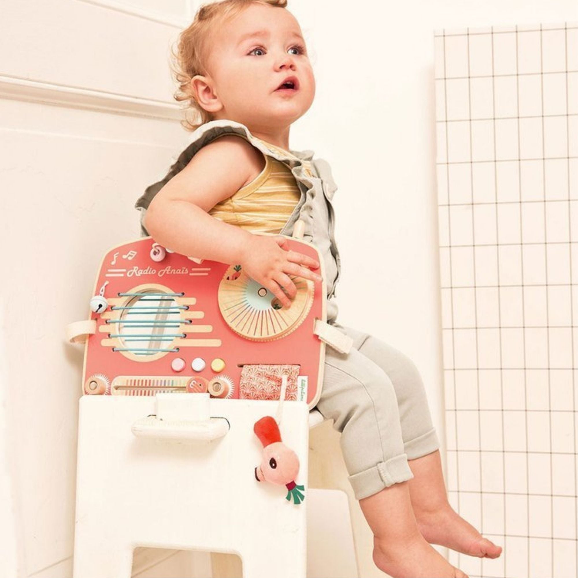 Lilliputiens Tablica manipulacyjna dla dzieci Radio Flaming Anais 9m+ - 4kidspoint.pl