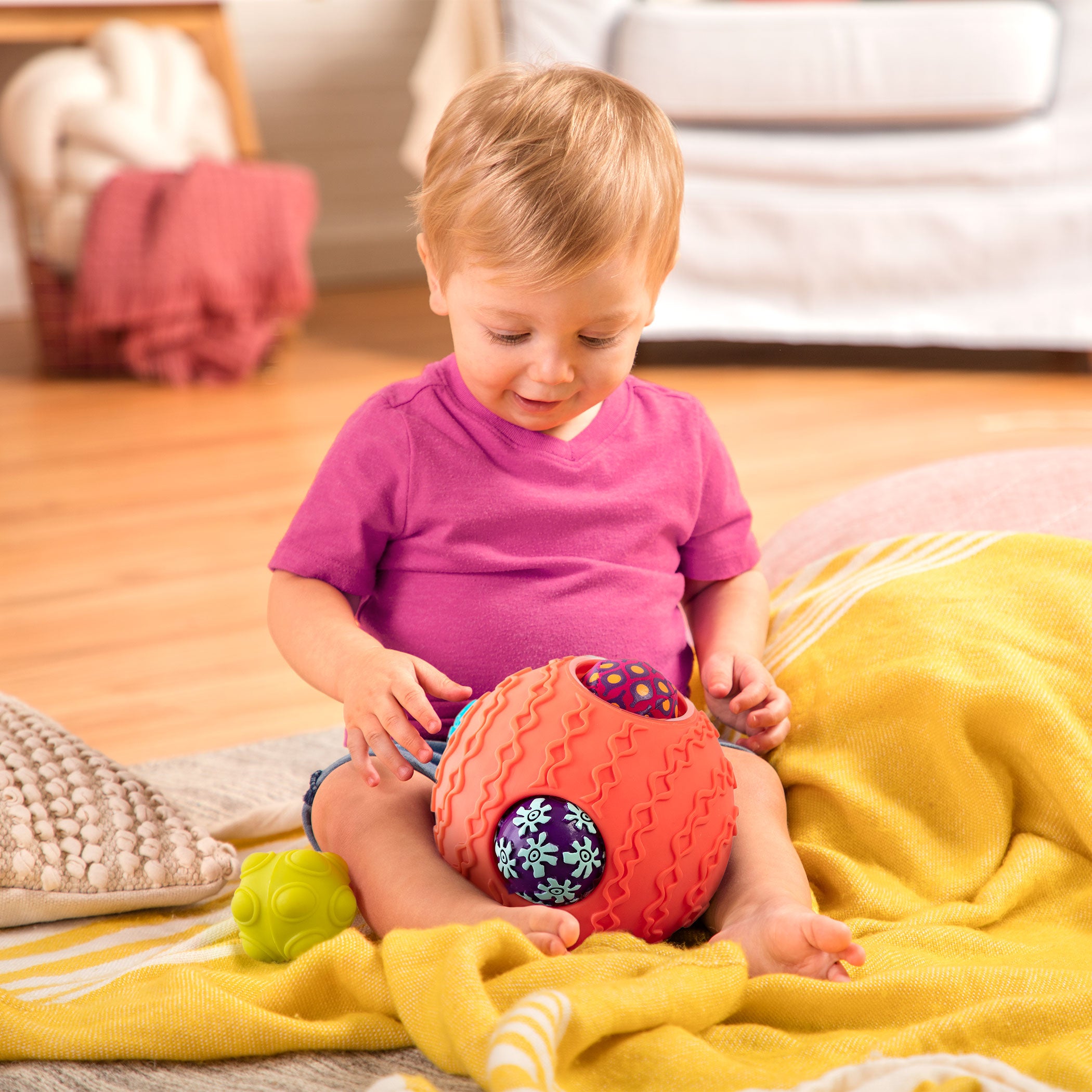 B.Toys Kula z piłkami zabawka sensoryczna Ballyhoo koralowa - 4kidspoint.pl